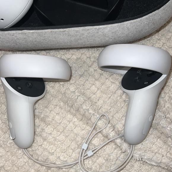 Oculus Quest 2 64gb - Picture 2 of 5